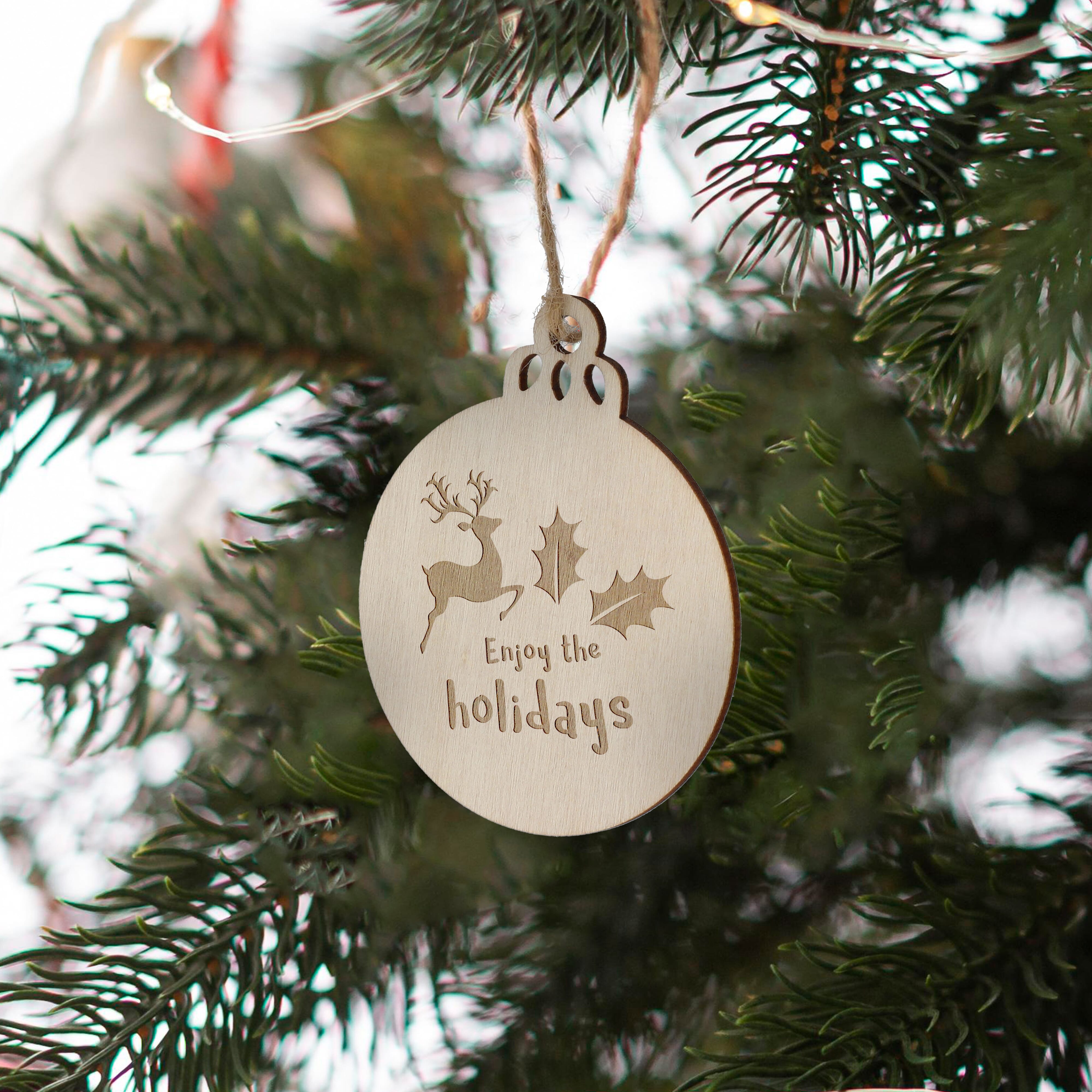 Weihnachtskugel in Form einer Holzkugel
