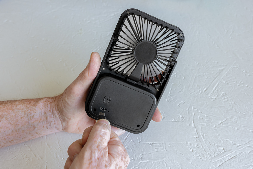Aervina wiederaufladbarer Tischventilator aus RCS rec. ABS